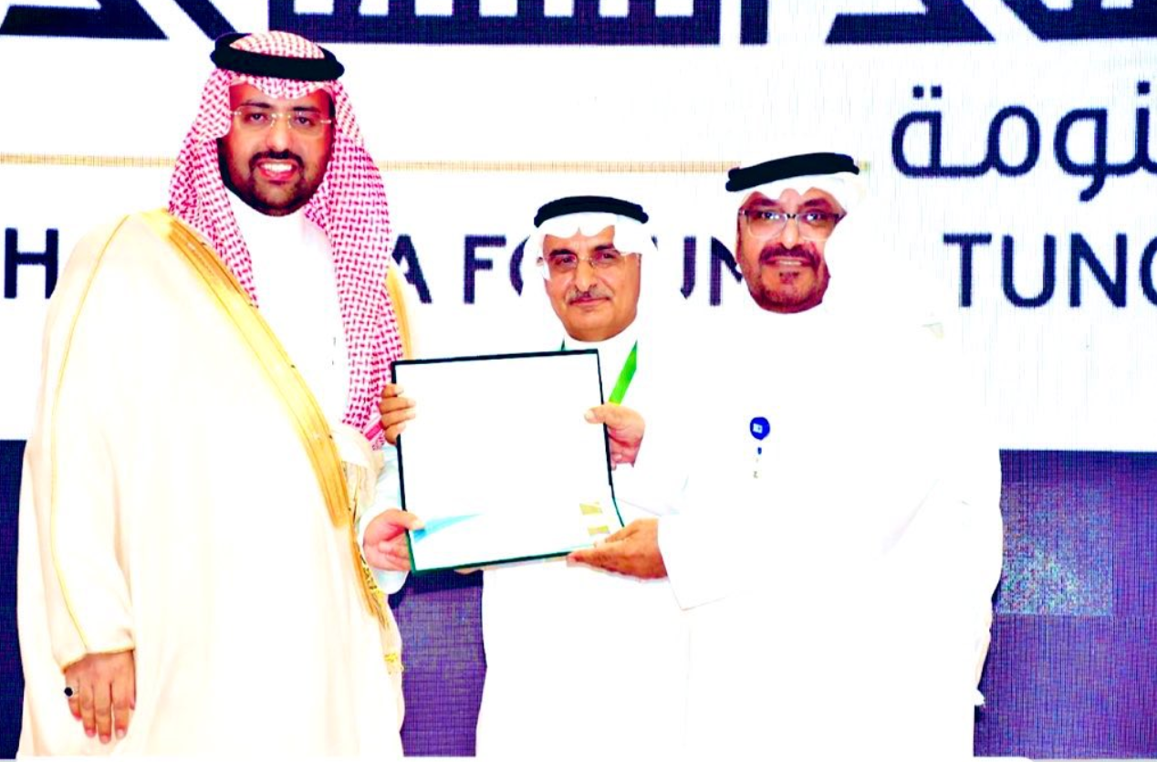 حافظ تنومة يكرم الأستاذ خالد آل دغيم في ختام ملتقى الشنفرى الأول